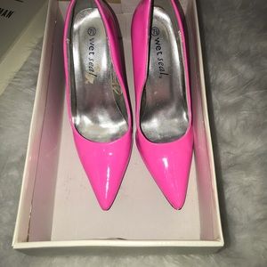 Neon pink heeled pumps